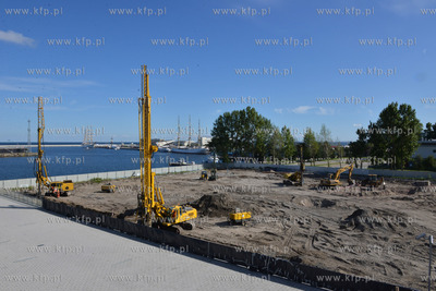 Gdynia. Na terenie sasiadujacym z apartamentowcem Sea...