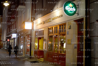 Gdynia. Centrum miasta wieczorowa pora. Nz. Witryny...