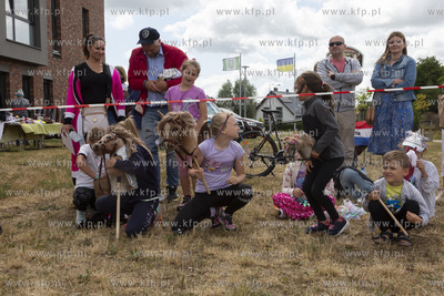 Zawody PONY CUP 2023 HOBBYHORSE przed Urzędem Gminy...