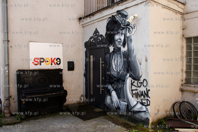 Mural autorstwa Marka Looneya Rybowskiego na elewacji...