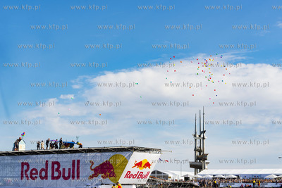 Red Bull Konkurs Lotów w Gdyni. Nz. drużyna odolot...