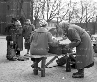 Targ na Rynku w Kartuzach na Kaszubach. 0001803z 1963...