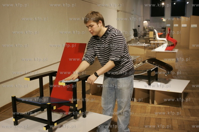 Gdansk, Akademia Sztuk Pieknych, wystawa krzesel i...