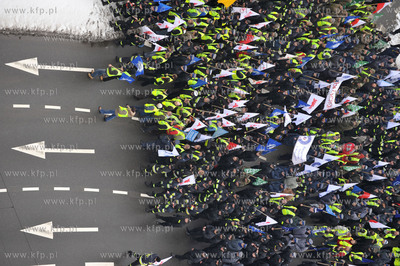 Pikieta sluzb mundurowych w Gdansku, przeciwko projektowi...