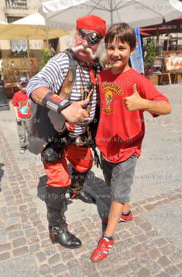 Pirat Andrzej i Konrad Kosycarz na ul. Dlugiej w Gdansku...