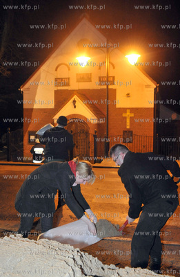 Wezbrane na skutek gwaltownej odwilzy i opadow deszczu...