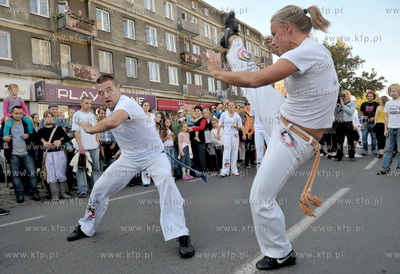 Gdansk, ul. Rajska. Parada z udzialem bebniarzy, tancerzy...