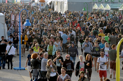 Heineken Open'er Festival w Gdyni. Glowna aleja festiwalu....