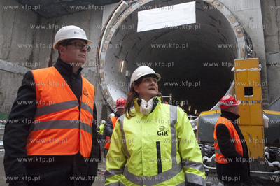 Zakonczona pierwsza nitka tunelu pod Wisla zostala...