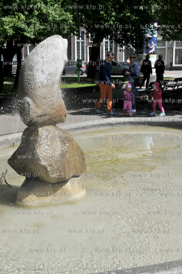 Gdansk. Skwer z fontanna pomiedzy ulicami Swietojanska...