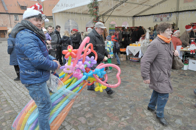 Jarmark Swiateczny na placu Mariackim przy kosciele...