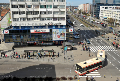Gdansk Wrzeszcz. Autobus komunikacji miejskiej skreca...