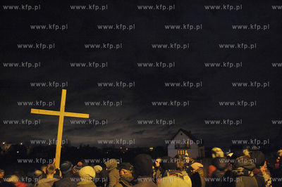 Droga krzyzowa przeszla ulicami kaszubskiego Zukowa...