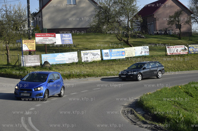 Garcz, gmina Chmielno. Bannery reklamowe na płocie...