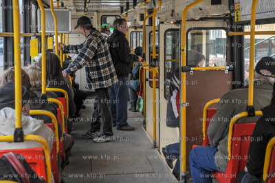 Tramwaj linii 5 typu N105 jedzie ul. Kartuską przez...