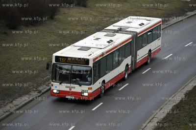 Gdańsk. Węzeł Okopowa.  Autobus przegubowy marki...