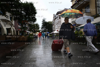 Letni deszczowy dzien w Sopocie. Nz ul. Bohaterow Monte...