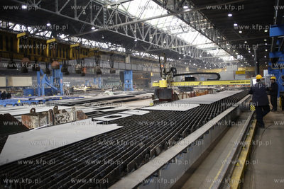 Stocznia Gdansk. Hala K-1. Rozpoczecie ciecia blach...