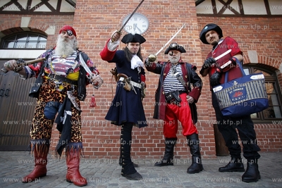 Gdansk, Konkurs na gdanskiego pirata. Przed miejska...
