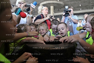 Przed stadionem pilkarskim PGE Arena odslonieto jej...