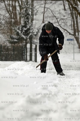 Sopot. Atak zimy. Nz. Elzbieta Braglewicz odsnieza...