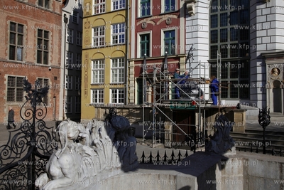 Montaz odrestaurowanej figury Hermesa na na przedprozu...