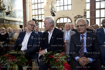 Dwor Artusa. Uroczysta sesja Rady Miasta Gdanska. Wreczenie...