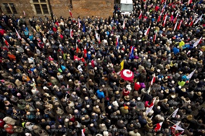 Gdańsk. Długi Targ. Demonstracja przeciwko rządom...