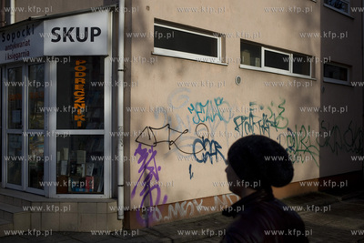 Sopot. Zniszczone przez graficiarzy komienice przy...