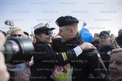 Powrót do portu w Gdyni żaglowca Dar Młodzieży...