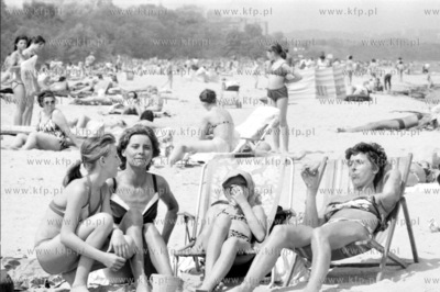 Dziewczyny na plazy w Gdansku. 10.06.1980 (2czerwiec80_z.kosycarz_p14)...