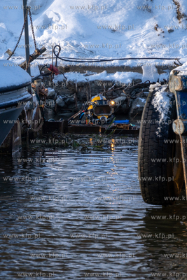 Remont Długiego Pobrzeża w Gdańsku. Nz. nurek 05.01.2024...