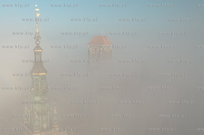 Jesienna mgła o poranku w Gdańsku. Wieże Ratusza...