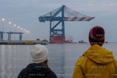 Statek Zhen Hua 36 z czterema potężnymi suwnicami...