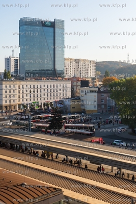 Gdańsk Wrzeszcz, widok z budynku Metropolia. Nz. Perony...