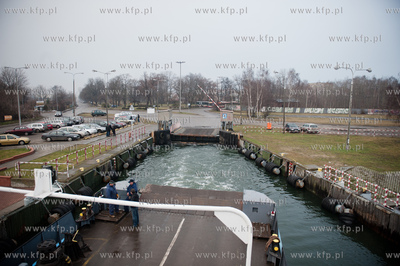 Gdansk. Platna samochodowa przeprawa promowa laczaca...