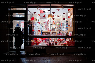 Sopot. Walentynkowa witryna jednej z ksiegarni znajdujacych...