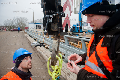 Montaz wazacych 135 ton dwoch sekcji przesla zwodzonego...