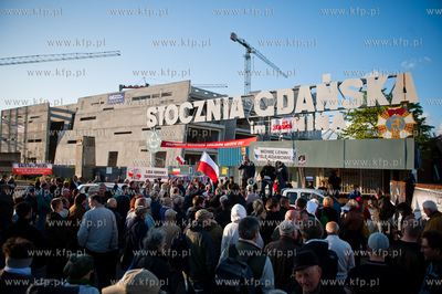 Gdansk. Happening przed Brama Historyczna nr 2 Stoczni...
