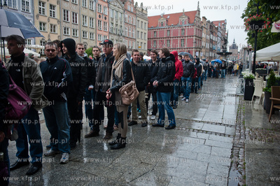 Gdansk. Dlugi Targ. Biuro ds. Euro 2012. Ogromna kolejka...