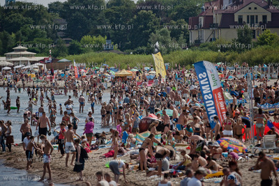 Sopot. Tlum plazowiczow wypoczywajacych w upalna i...