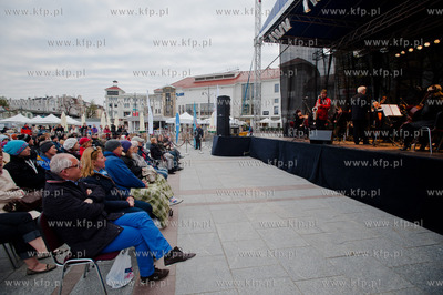 Plac Przyjaciol Sopotu. Sopot Ulica Artystow. Koncert...