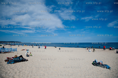 Tlumy mieszkancow i turystow na plazy i ulicach Sopotu,...