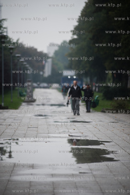 Deszczowa, jesienna pogoda na plazy i ulicach Gdyni.
11.09.2013
fot....