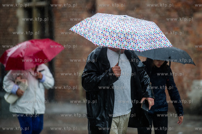 Gdańsk. Długi Targ. Intensywne opady deszczu i silne...