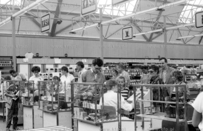 Sklep samoobslugowy na Hali Targowej w Gdyni. 21.07.1988...