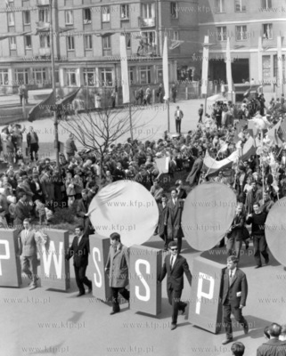 Na czele pochodu 1 majowego na ul. Rajskiej w Gdasnku...