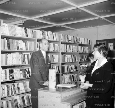 Ksiegarnia Domu Ksiazki w Zukowie na Kaszubach. 1966...