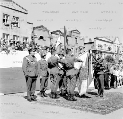 Przysiega wojskowa na Rynku w Pucku na Kaszubach. 1965z0001505Fot....