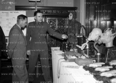 Prezentacja masek przeciwgazowych będącyh na wyposażeniu...